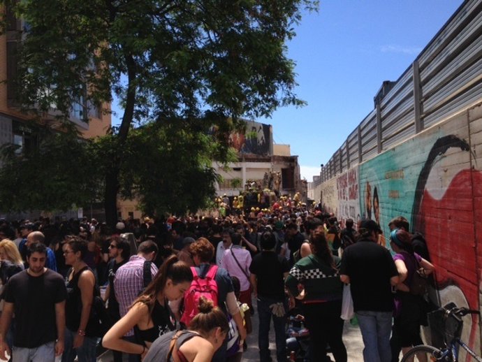Vecinos de Can Vies en Sants apoyan el centro okupado