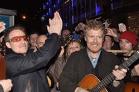 Estrellas cantando por sorpresa en plena calle