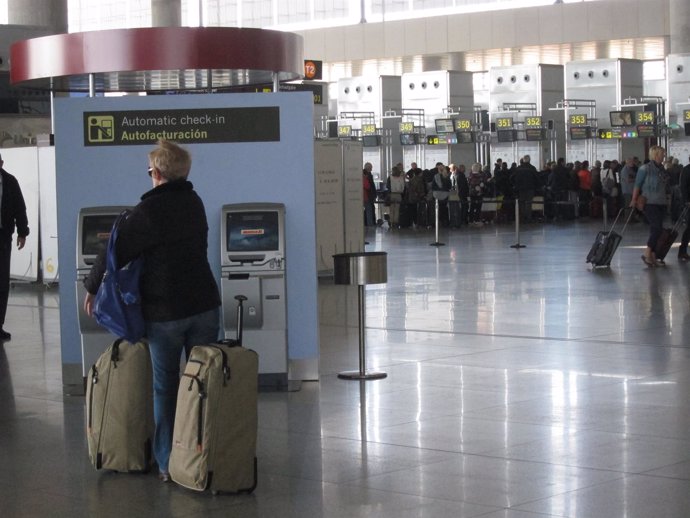 Una turista en el aeropuerto de Málaga Costa del Sol viajeros pasajeros maletas 
