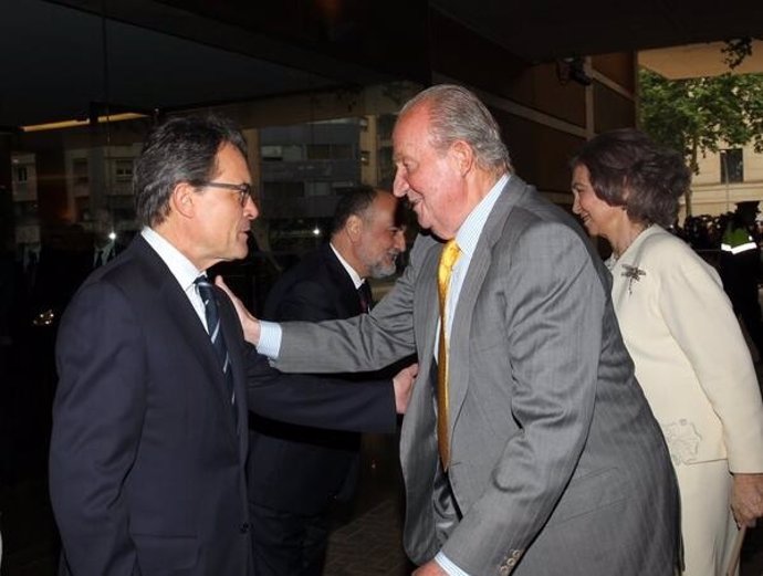 El Rey y el pte.Artur Mas se saludan el 21 de mayo (Archivo)