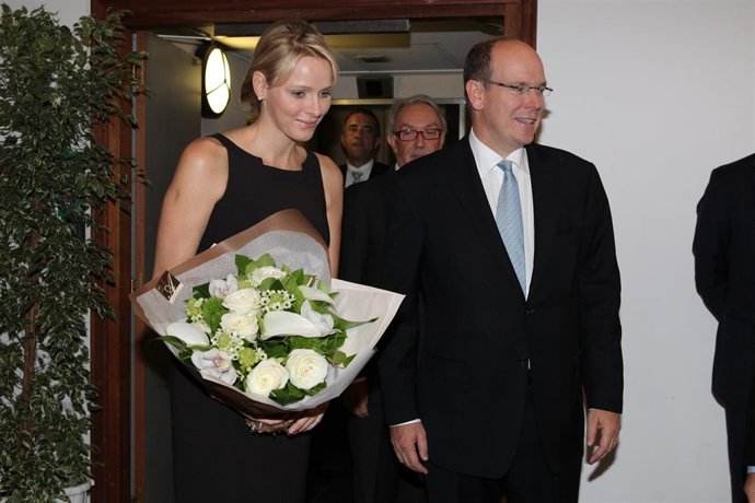 Charlene Y Alberto De Mónaco En Un Acto Solidario 