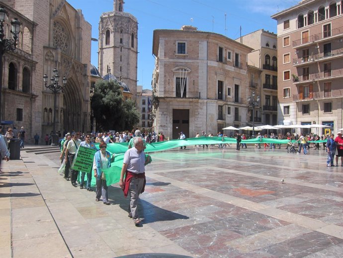 Participantes en la manifestación rodeando la Plaza de la Virgen