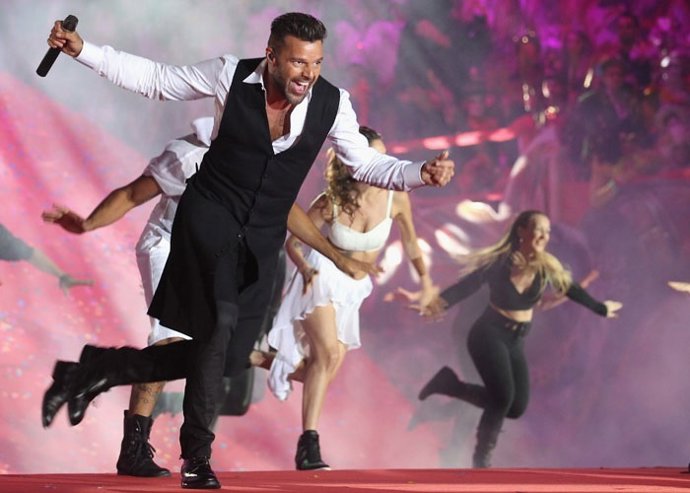 Voces unidas contra el sida Ricky Martin Conchita Wurst Courtney Love 