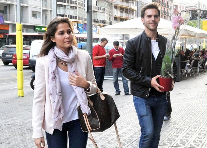 Marc Clotet y Natalia Sánchez juntos y cómplices arropando al padre del actor
