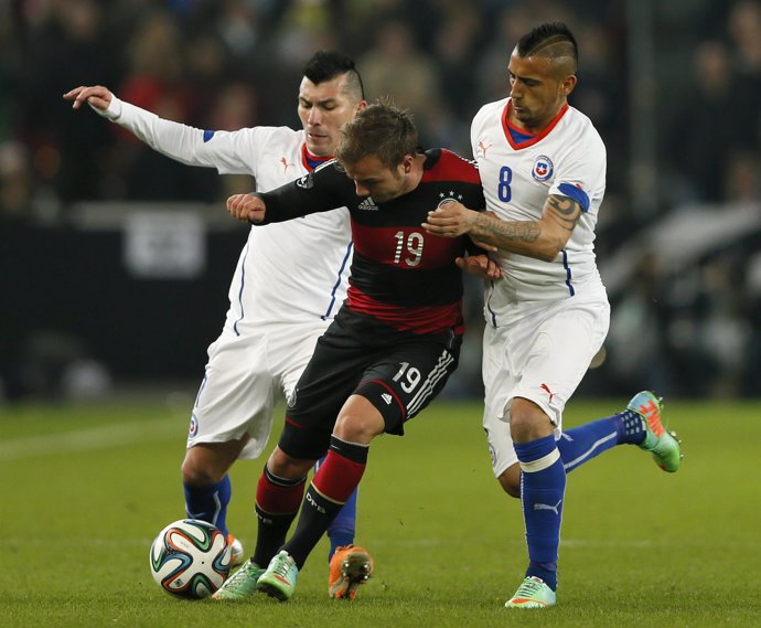 Goetze entre Arturo Vidal y Gary Medel