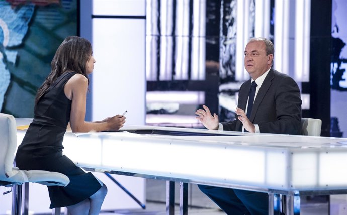 La periodista Ana Pastor entrevista a José Antonio Monago