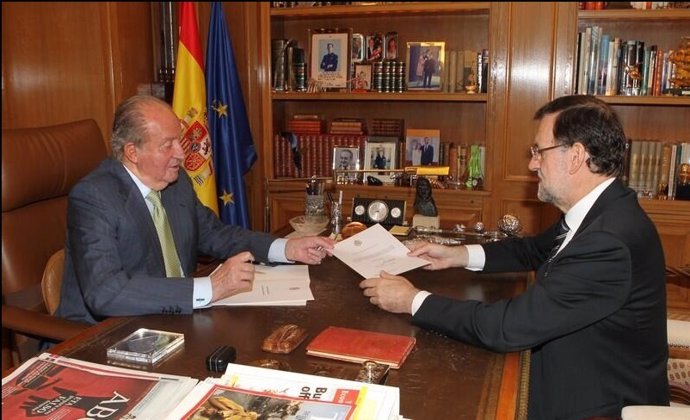 Rey entrega documento de abdicación a Rajoy