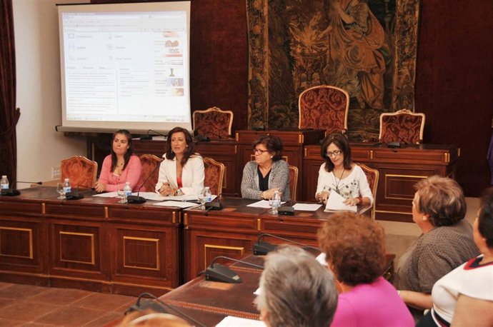 Trinidad Moreno (2ª izda.) interviene en la presentación a las asociaciones