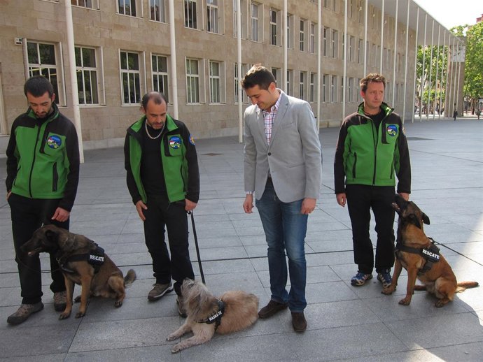 Muro y miembros de la Unidad Canina de Rescate