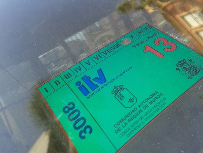 Sello de la ITV de uno de los autobuses
