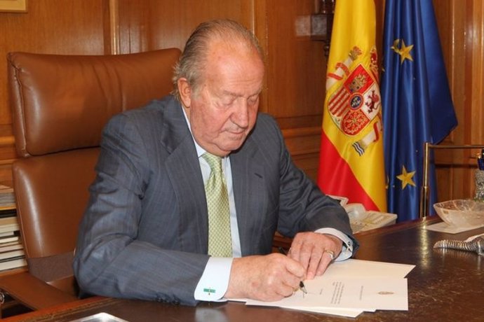El Rey Juan Carlos abdica