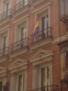 Imagen del balcón de IU en el Ayuntamiento con la bandera republicana