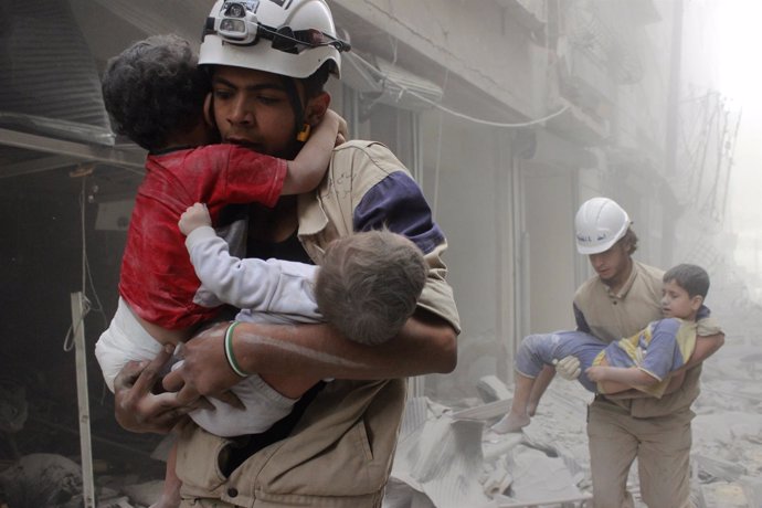 Rescatan a niños en la zona bombardeada en Aleppo, Siria