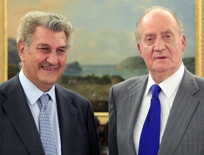 El Rey Juan Carlos Posa Con Jesús Posada