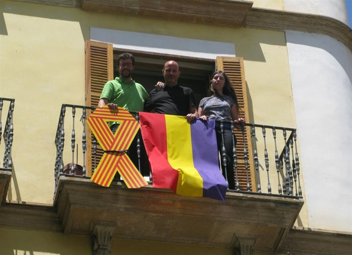 MÉS per Palma cuelga una bandera en el balcón 