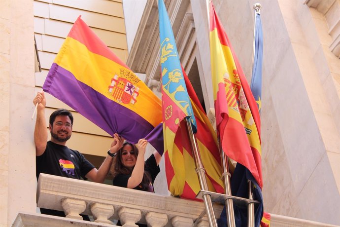 Diputados de EUPV cuelgan uan bandera republica en Corts 