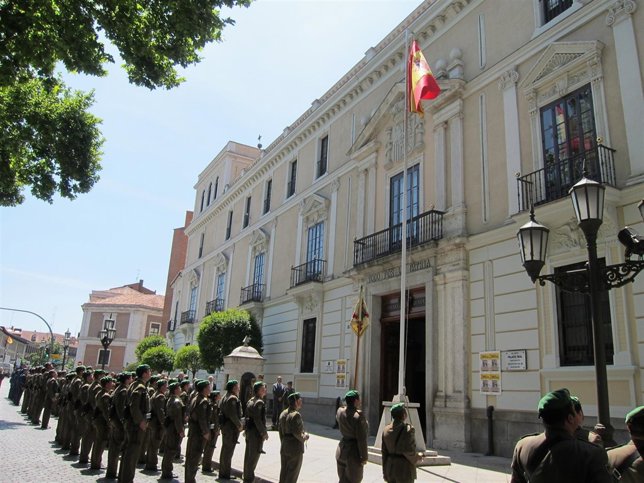 Izado solemne de bandera en el Palacio Real de Valladolid