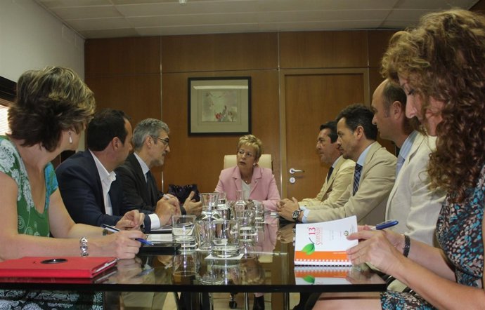 Reunión de Agricultura con ingenieros técnicos.