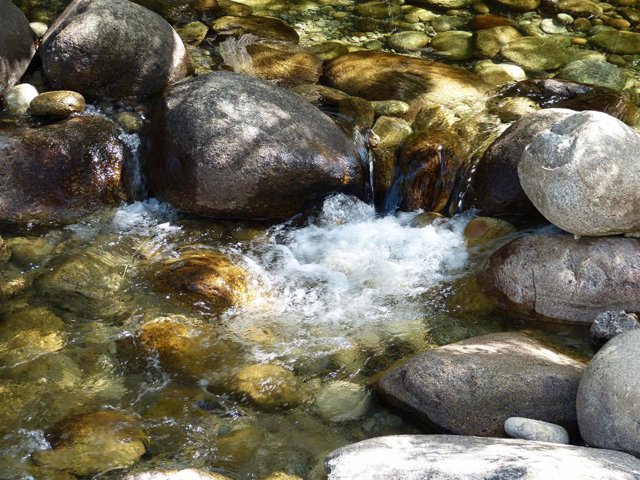 Agua, río, cauce, cantos rodados, piedras de río, corriente