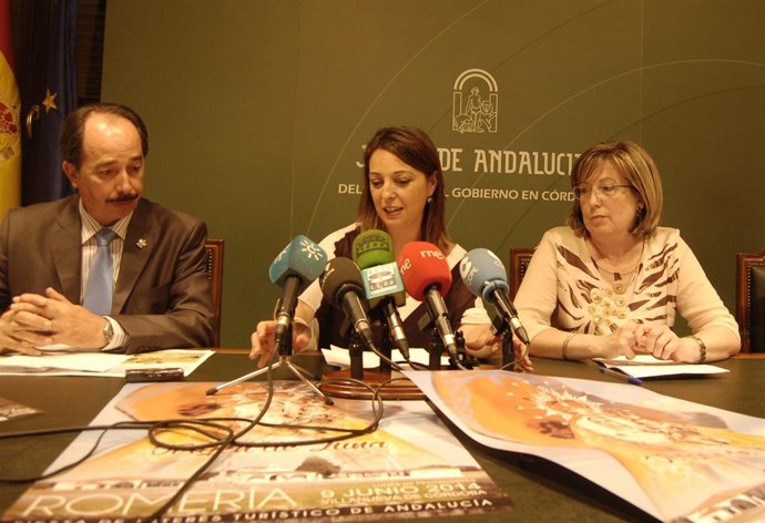 Ambrosio (centro) entre Arenas y Córdoba