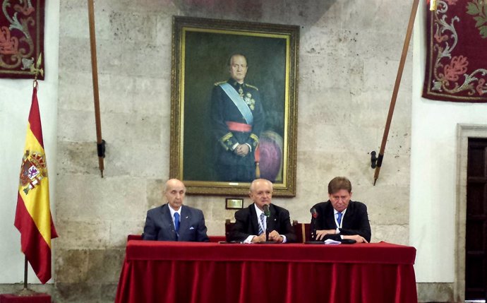 Santiago Grisolía (i) y Mario Molina (centro) en la rueda de prensa.