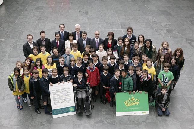 Catalán y los miembros de la Mesa junto a los estudiantes premiados
