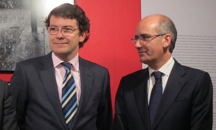 El presidente de la Diputación (d) junto al alcalde, Alfonso Fernández Mañueco