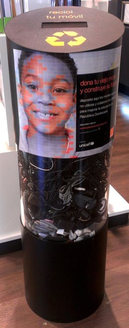 Contenedor de reciclaje de móviles