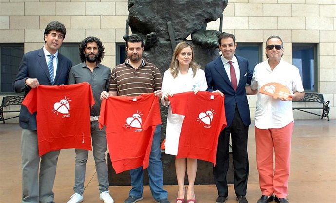 Arcángel y El Litri (2º y 5º por la izda.) con la directora del Reina Sofía