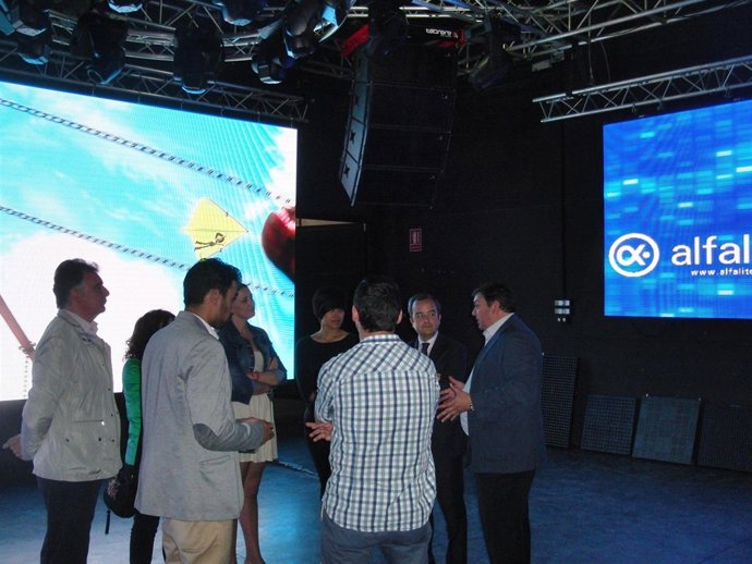 Eduardo Muñoz visita una empresa en Rociana del Condado, Huelva. 