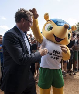 El Secretario General de la FIFA  junto a la mascota del Mundial 2014