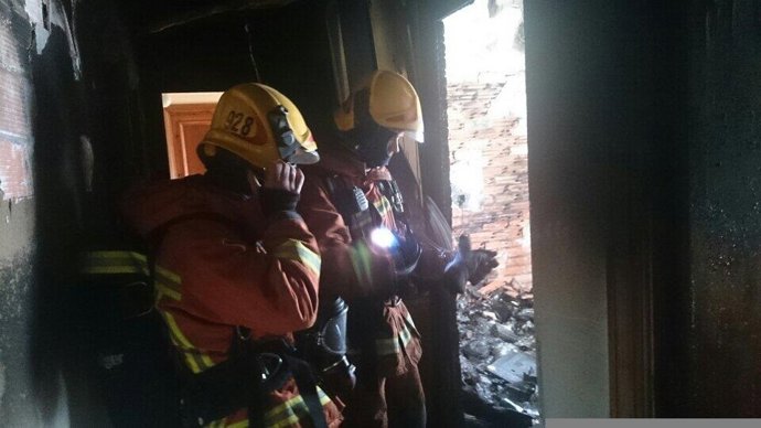 Bomberos actúan en la casa incendiada
