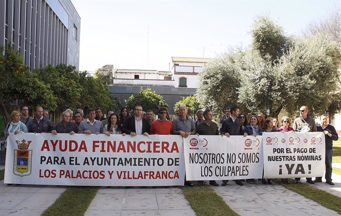 El alcalde de Los Palacios y su equipo de gobierno, concentrados en Diputación