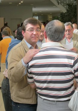 Juan José Zancada conversa con un militante socialista