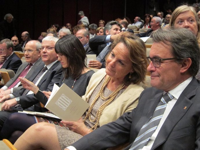 Artur Mas y Helena Rakosnik en los Premis Nacionals