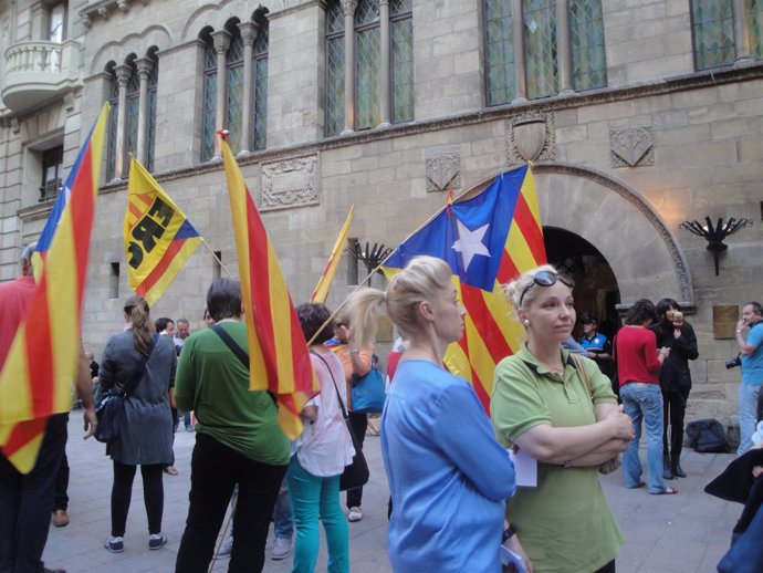 Concentración en Lleida a favor de una consulta sobre la monarquía