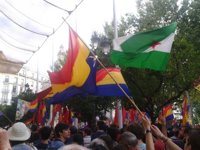 Miles de personas salen a las calles de las capitales para exigir una consulta sobre la monarquía