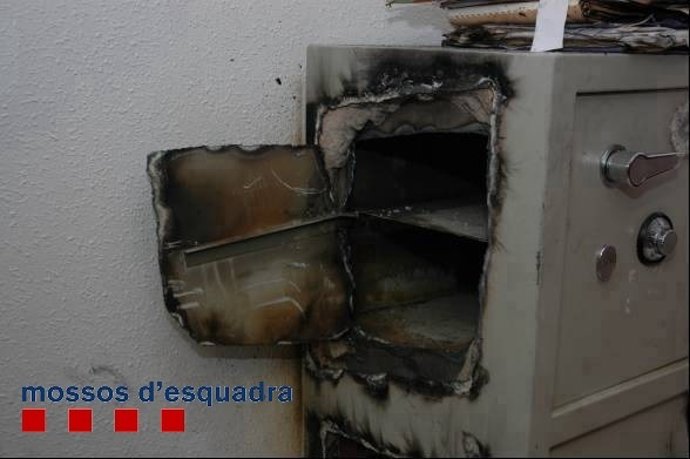 Caja fuerte forzada con una lanza térmica