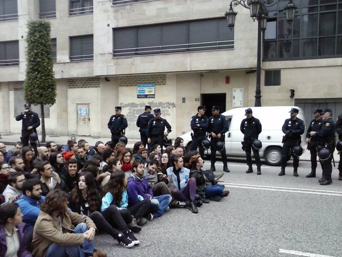 Sentada contra'l desagospiu de La Madreña