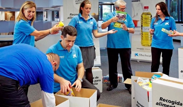 Voluntarios de La Caixa en una campaña de recogida de alimentos