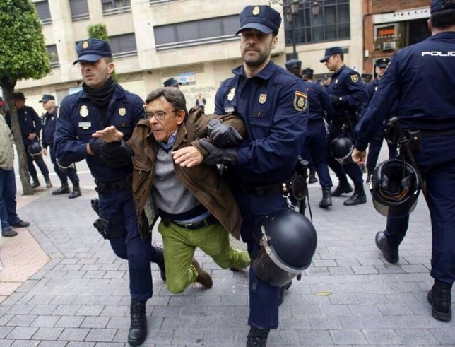 Roberto Sánchez Ramos desalojado por la Policía