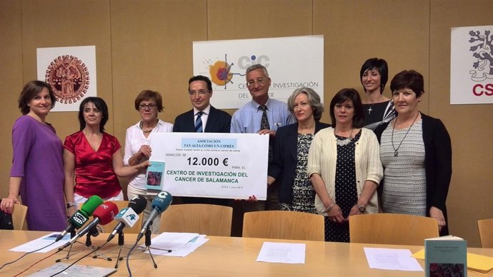 Las autoras del libro entregan el cheque en el Centro del Cáncer