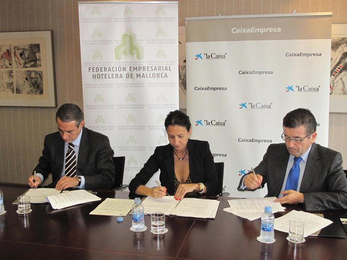 Firma convenio entre La Caixa y FEHM