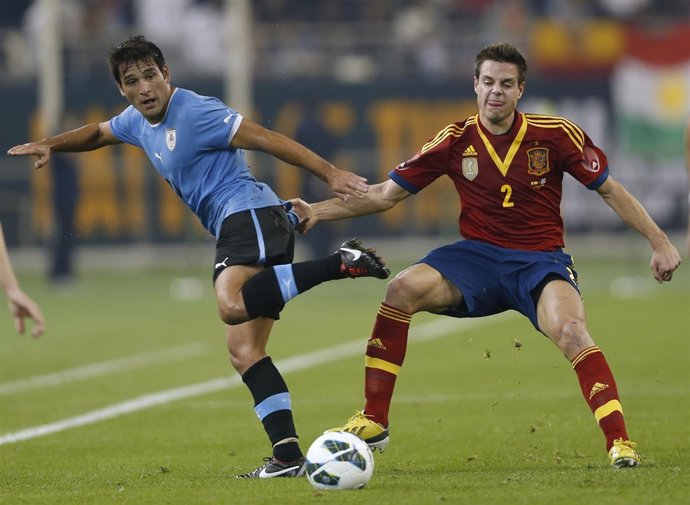 César Azpilicueta ante el uruguayo Lodeiro