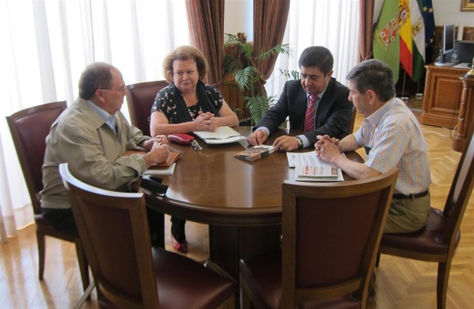 Reunión del presidente de la Diputación con la AAVV Arco del Consuelo