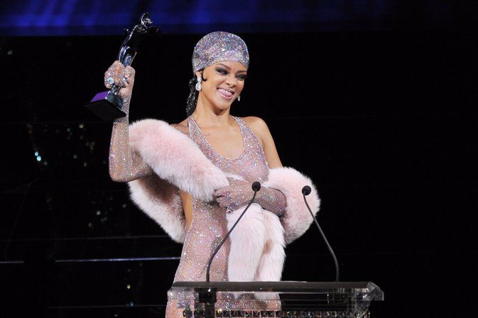 Rihanna como un diamante que no deja a la imaginación en los Premios CFDA