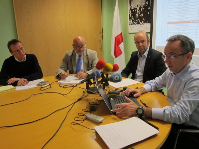 Representantes de Cruz Roja Navarra en la presentación de la memoria de 2013