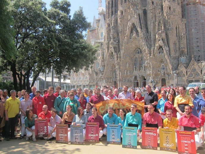 Castellers ante la Sagrada Familia