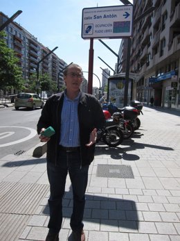 Sáinz Yangüela, con un dispositivo de aparcamiento ante uno de los paneles