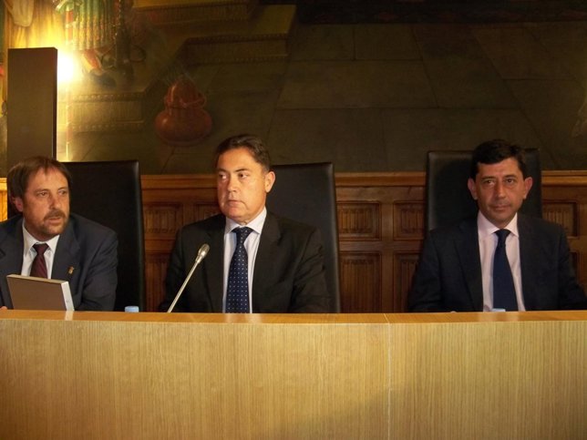 Martínez, (centro) acompañado de Rodrigo (izquierda) y Gonzaléz